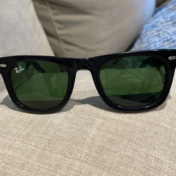 Ray-Ban Other - Vintage Ray Ban Wayfarer black Sunglasses and case